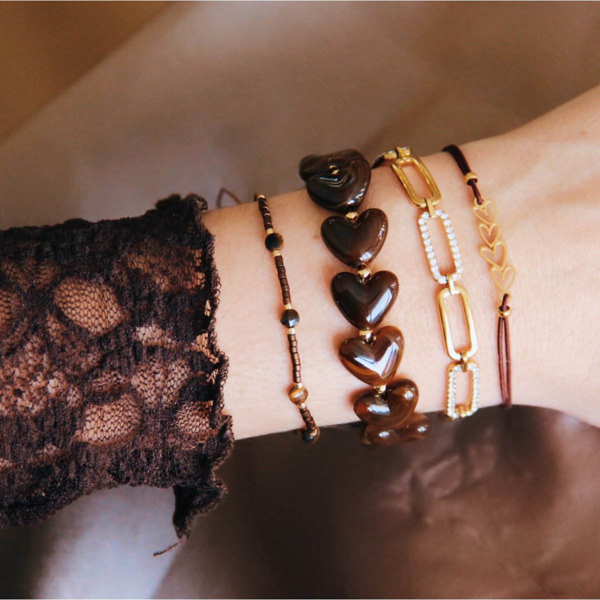 Beaded bracelet of heart-shaped resin XL - brown - Slika 2
